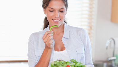 RS7270_sy_woman_eating_cl_1509935_clean_2016
